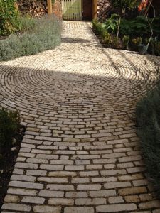 Decorative-cobbled-path-using-reclaimed-setts-(1)