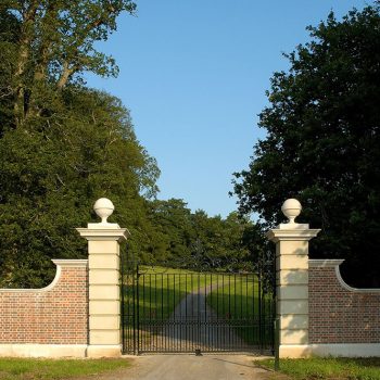 Gate-piers-and-flank-walls-in-Moca-Creme-and-brickwork