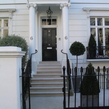 Stone-entrance-steps-and-paving-in-Portland-Stone-Kensington