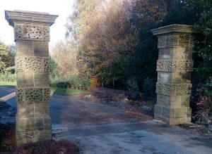 Vermiculated-gate-piers-in-Fittleworth-Stone