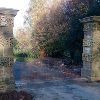 Vermiculated-gate-piers-in-Fittleworth-Stone